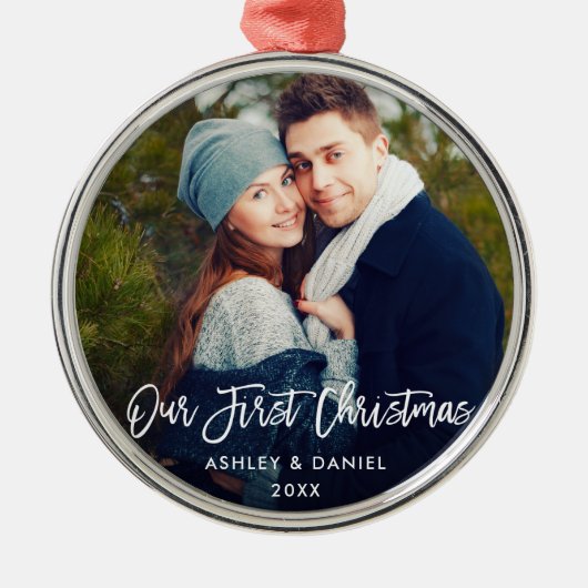 ブラシモダンスクリプト私たちの初めてのクリスマスカップル メタルオーナメント (正面)