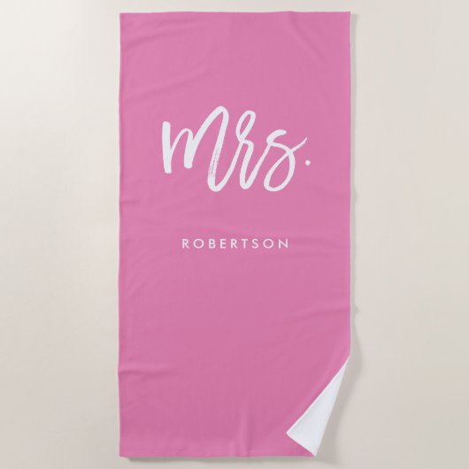 ブラシモダンスクリプト |夫人 |ピンクの編集可能カラー ビーチタオル (正面)