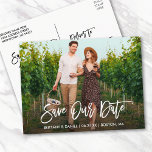 ブラシモダンッ救クスクリプトOur Date Coule Photo ポストカード<br><div class="desc">ブラシモダンス救トOur Date婚約カップル写真はがき – 白いスクリプト</div>