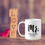 ブラシモダンフォント氏結婚記念日カップル コーヒーマグカップ<br><div class="desc">ブ祝ラシフォント氏の記念カップルのコーヒーマグと特別なカップルの愛と結婚団結。これらエレガントとカップルのマグスタイリッシュは、新郎のための完璧な贈り物であり、新婦と新郎の間の絆を称える。洗練されたデザインで「ミスター」と飾られ、結婚式の日を思い出させる美しいイメージとして機能する。これらの結婚マグカップは、愛と献身の旅を象徴する理想的な記念日の贈り物を作る。パパでも愛するカップルでも、これらのマグカップは両方の瞬間と思い出を作り出す大切ことを願っている。</div>