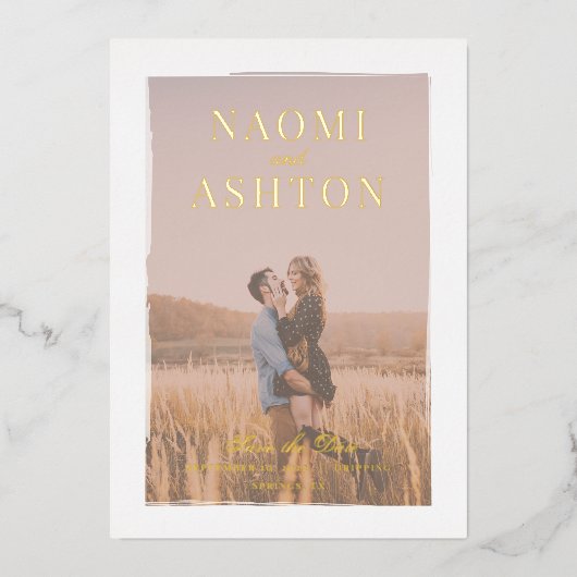 ブラシ仕上げオーバーレイ結婚式の日付の実在金ゴールドを保存 箔招待状 (正面)