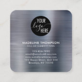 ブラシ仕上げメタリックシルバーグレー会社ロゴQRコード スクエア名刺 (正面)