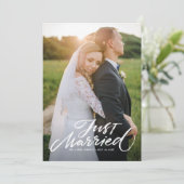 ブラシ素朴レタリングたった今結婚しましたオーバーレイ写真 サンキューカード (スタンド正面)