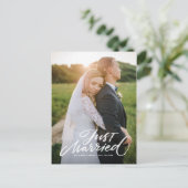 ブラシ素朴レタリングたった今結婚しました縦写真 ポストカード (スタンド正面)