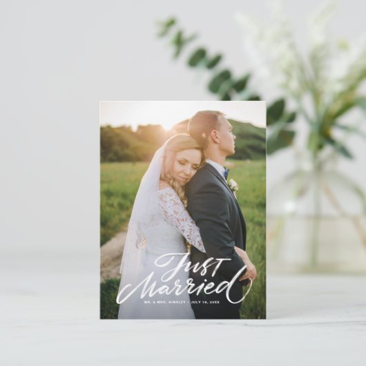 ブラシ素朴レタリングたった今結婚しました縦写真 ポストカード (スタンド正面)