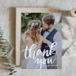 ブラシ素朴レタリングオーバーレイ結婚写真 サンキューカード<br><div class="desc">この写感謝してい真のサンキューカードで特別な日の一部を家族や友人に送る。白ブラシレタリング。名前パーソナライズされたや日付を結婚付けてメッセージや写真を感謝してい追加すること。この素朴なサンキューカードモダンは、卒業生や同様のイベントのためにもなる。折り畳みカード、フラットカード、ポストカードとして利用可能。</div>