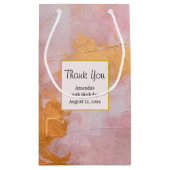 ブラシ芸術的ストローク金ゴールドとピンクサンキュー スモールペーパーバッグ (裏面)