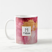 ブラシ芸術的ストローク金ゴールドとピンクモノグラム コーヒーマグカップ (左)