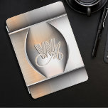 ブラシ輝く付きスチールモノグラム iPad PROカバー<br><div class="desc">この美しいiPadのケースは飾、影とハイライトで非常にリアルなブラシ付きスチールの模倣で作られている。真ん中には、ハートの開口部のように、金属が開き、スクリプトとサンセリフのフォントの美しい文字書、エレガントにインターレースし、影と光がエンボスと版木、銅版、版画を模倣するモノグラムを明らかにする。誰もがモダンどこに行っても驚くとても美しい物体。</div>