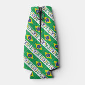 ブラジルとブラジル国旗があなたの名前で並ぶ ボトルクーラー (裏面)