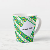 ブラジルとブラジル国旗のタイル貼りパーソナライズされた カフェラテマグ (右アングル)