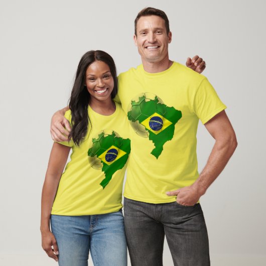ブラジルのサッカーのティーのブラジルの旗の地図 Tシャツ (ユニセックス)