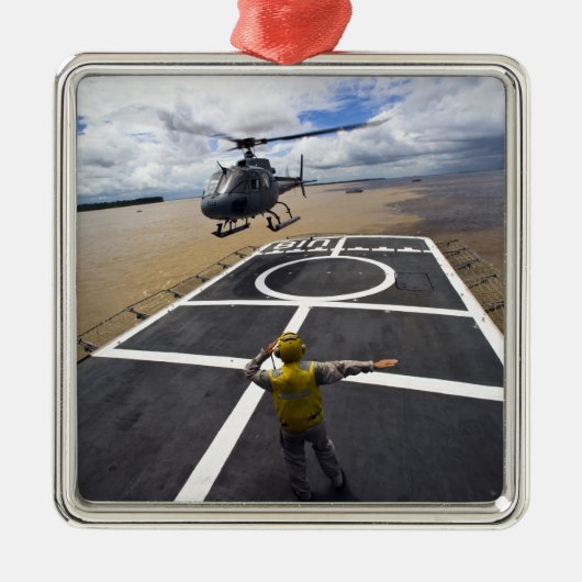 ブラジルのユーロコッパーが着陸の準備をする メタルオーナメント (正面)