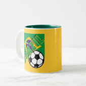 ブラジルの世界のサッカーファンのTシャツ ツートーンマグカップ (正面左)