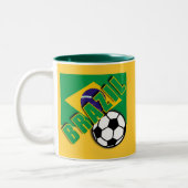 ブラジルの世界のサッカーファンのTシャツ ツートーンマグカップ (左)