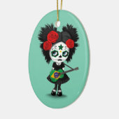 ブラジルの旗のギターを演奏している砂糖のスカルの女の子 セラミックオーナメント (左)