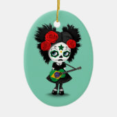 ブラジルの旗のギターを演奏している砂糖のスカルの女の子 セラミックオーナメント (正面)