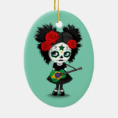 ブラジルの旗のギターを演奏している砂糖のスカルの女の子 セラミックオーナメント (裏面)