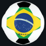 ブラジル国旗のサッカーボール サッカーボール<br><div class="desc">ボールの片側が緑と黄色のブラジル国旗で行われたサッカーボール、中央に星の青い球体。白い青の読文字ブラジルとパーソナライズされたあなたが望む読ものになることができる。</div>