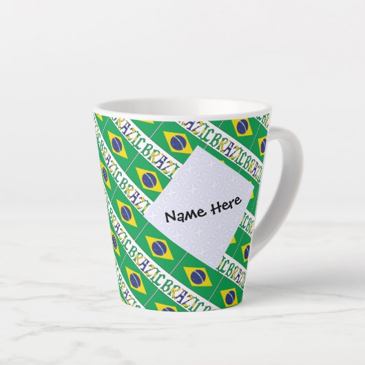 ブラジル国旗のタイル貼りパーソナライズされた カフェラテマグ (右アングル)