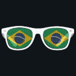 ブラジル国旗 レトロサングラス<br><div class="desc">ブラジル国旗は緑のフィールドを持つ旗で、中央にエンブレムがある。旗の中で使われている色は青、緑、黄、白である。ブラジル国旗の割合は7:10。ブラジル国旗は1992年に採択された。現在のフラグデザインの最初の使用は1889年だった。現在のブラジル国旗のデザインの最終変更は1992年だった。</div>
