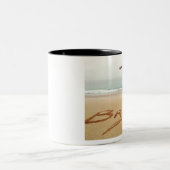 ブラジル水着を着た裸の男性 ツートーンマグカップ (中央)