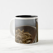 ブラジル。グラス1杯のさわやかなガラナのエネルギー ツートーンマグカップ (正面左)