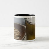 ブラジル。グラス1杯のさわやかなガラナのエネルギー ツートーンマグカップ (中央)