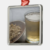 ブラジル。グラス1杯のさわやかなガラナのエネルギー メタルオーナメント (左)