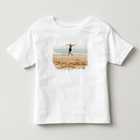 ブラジル。上半身裸で水着を着用した男性 トドラーTシャツ (正面)
