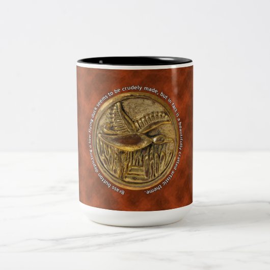 ブラスボタン低飛んでいる鴨 ツートーンマグカップ (中央)