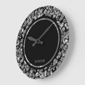 ブラックおよびメタリック銀ヴィンテージフローラダマスク ラージ壁時計 (傾斜)