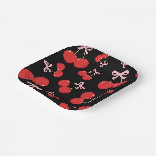 ブラックさくらんぼピンクボウコケット誕生日パーティー ペーパープレート (傾斜あり)