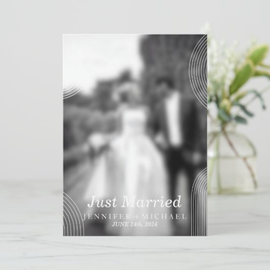 ブラックたった今結婚しましたシンプル幾何結婚の写真 招待状 (スタンド正面)