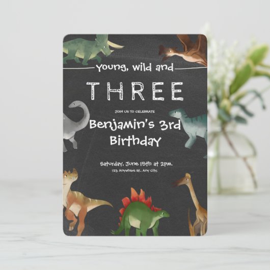 ブラックでカラフルなプリント可能な恐竜の誕生日 招待状 (スタンド正面)