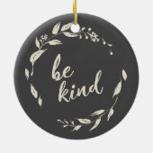 ブラックで感動的優しい引用文フローラリース セラミックオーナメント (裏面)