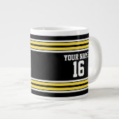 ブラックとイエローホワイトストライプズのチームジャージー ジャンボコーヒーマグカップ (正面右)