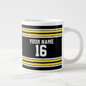 ブラックとイエローホワイトストライプズのチームジャージー ジャンボコーヒーマグカップ (右)