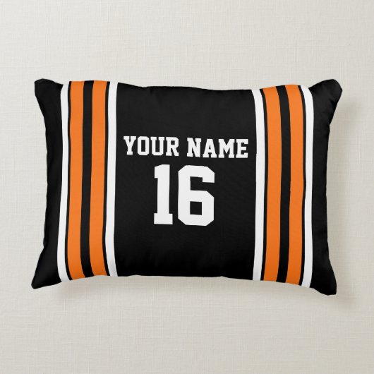 ブラックとオレンジ色のホワイトストライプズ・チーム・ジャージー アクセントクッション (裏面)