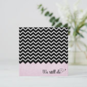 ブラックとシルバーのシェブロンデザインオンピンク赤面 招待状 (スタンド正面)