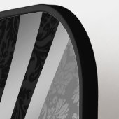 ブラックとシルバーのダイナミックストライプな ピックルボールラケット (左詳細)