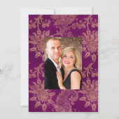 ブラックとパープルのヴィンテージ フラワー ウェディング セーブザデート (裏面)