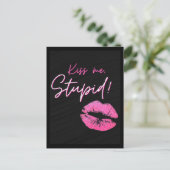 ブラックとピンクの引用文とキス-キス私、愚か! ポストカード (スタンド正面)