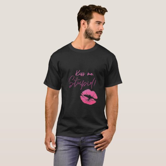 ブラックとピンクの引用文とキス-キス私、愚か! Tシャツ (正面フル)