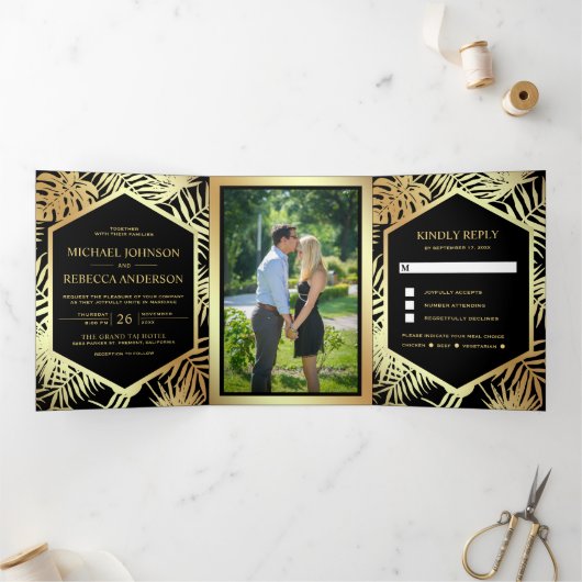 ブラックとフェイクゴールドフォイルのトロピカルパーム結婚ズ 三つ折り招待状 (内部)