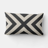 ブラックとベージュモダンシェブロストライプン ランバークッション (裏面)