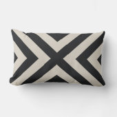 ブラックとベージュモダンシェブロストライプン ランバークッション (正面)