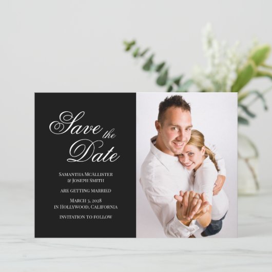 ブラックとホワイトのクラシックなファンシーカリグラフィー写真 セーブザデート (スタンド正面)