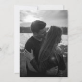 ブラックとホワイトのファンシーなスクリプト結婚式写真 招待状 (裏面)