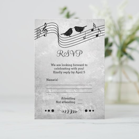 ブラックとホワイトのミュージックをテーマにした結婚式のRSVPカード 出欠カード (スタンド正面)